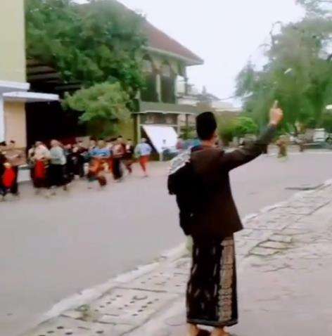 Kesaktian satu jari petugas keamanan pesantren Gontor di Ponorogo, Jawa Timur.