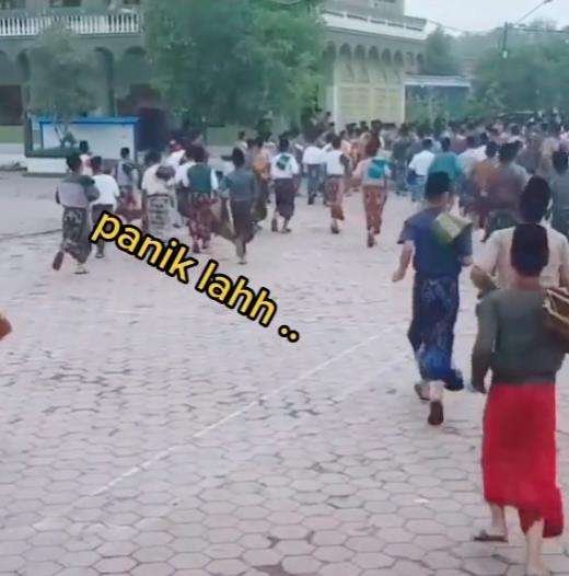 Melihat satu jari terangkat, para santri auto berlarian menuju masjid.