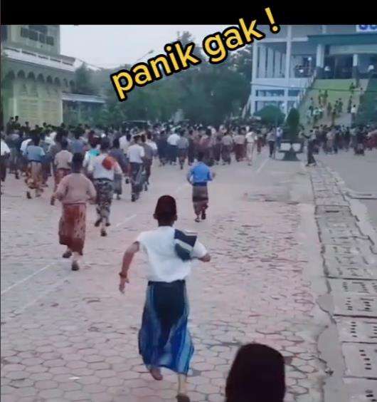 Para santri auto panik lihat keamanan pondok mengangkat satu jarinya.