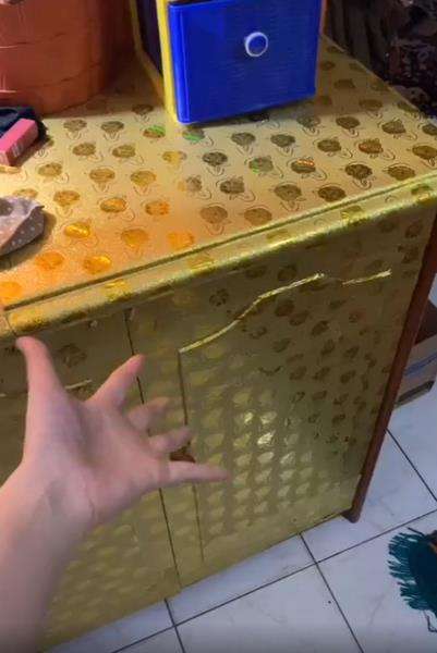 Viral, hampir semua perabotan rumah dibungkus kertas kado.