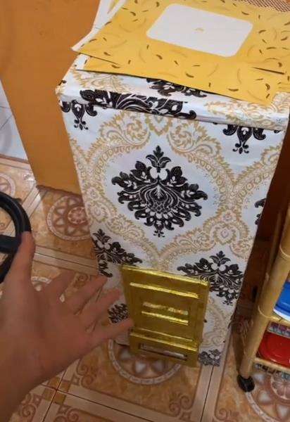Tempat beras juga dibungkus pakai kertas kado.