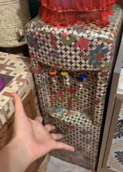 Dispenser juga jadi korban bungkus kado.