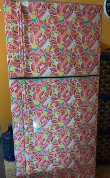 Hingga kulkas juga dibungkus pakai kertas kado.