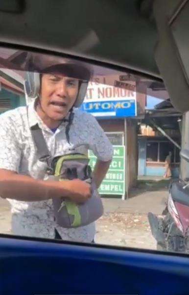 Dia minta pengemudi mobil untuk turun.