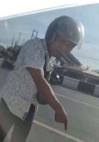 Namun pengemudi mobil menolak untuk turun.