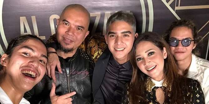 Ahmad Dhani bersama Maia dan ketiga anaknya