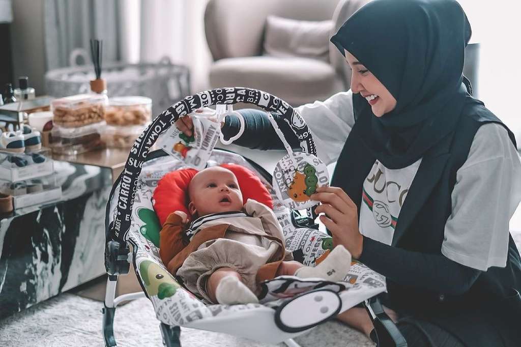 Zaskia Sungkar Momong Anak