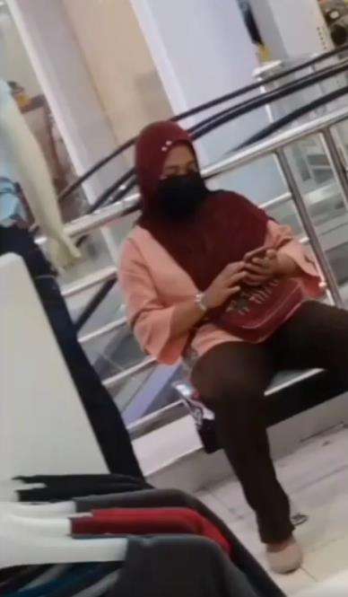 Egi melihat sosok ibunya pada wanita berjilbab merah ini.