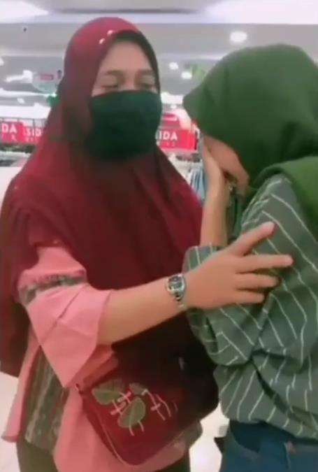 Egi tak kuasa menahan tangis ketika diizinkan untuk memeluk wanita itu.