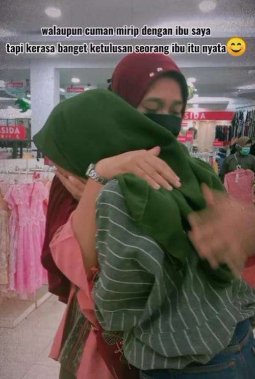 Akhirnya Egi bisa merasakan pelukan tulus seorang ibu.