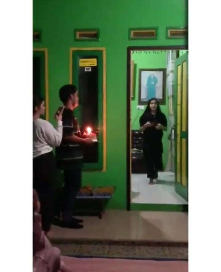 Menunggu di Depan Pintu untuk Memberikan Kejutan
