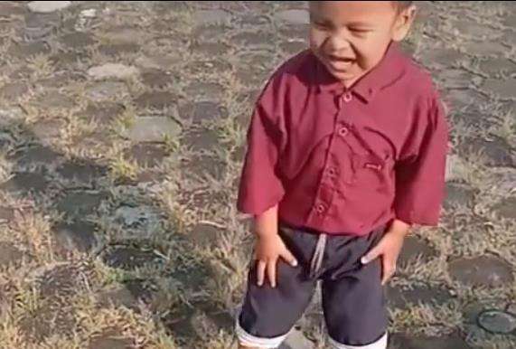 Dia malah lari menghindar dan berusaha ke ibunya.