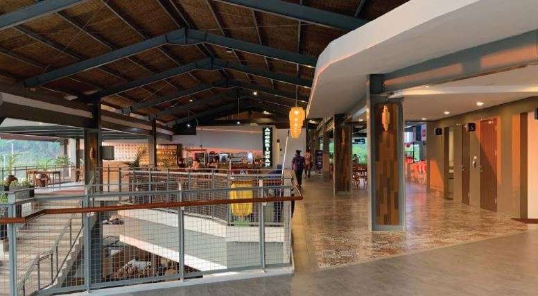 Area ini dilengkapi dengan sentra kuliner dan belanja.