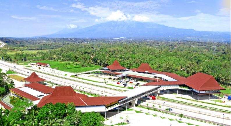 Rest area ini menawarkan keindahan alam.