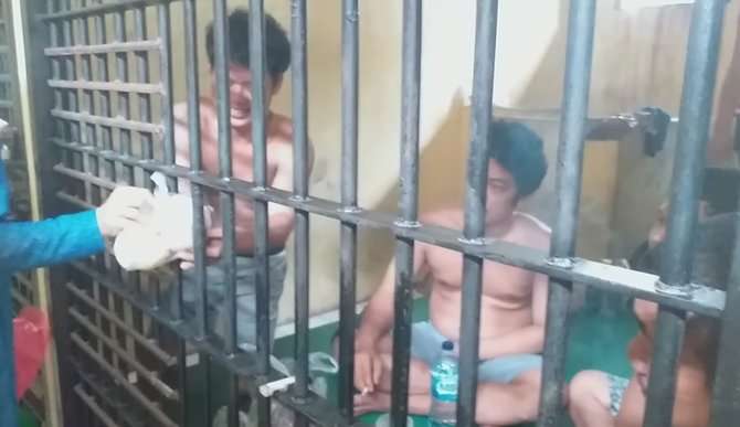 Wanita Itu Membawakan Banyak Makanan