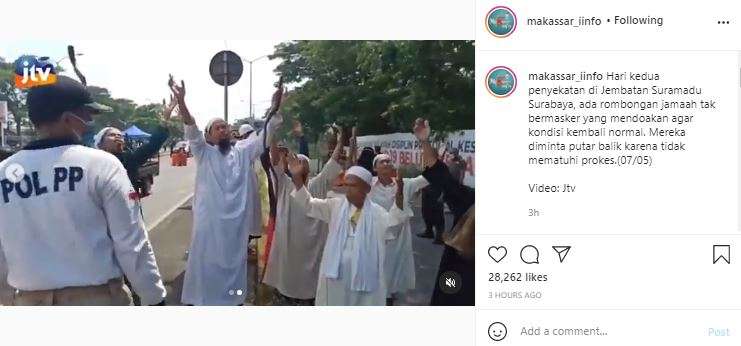 Rombongan tiba-tiba menengadahkan tangan.