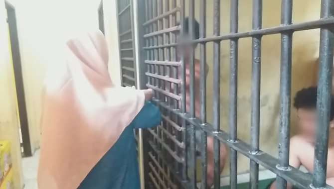 wanita besuk tahanan