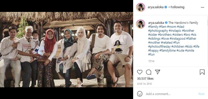 Potret kehangatan Arya Saloka dan keluarga