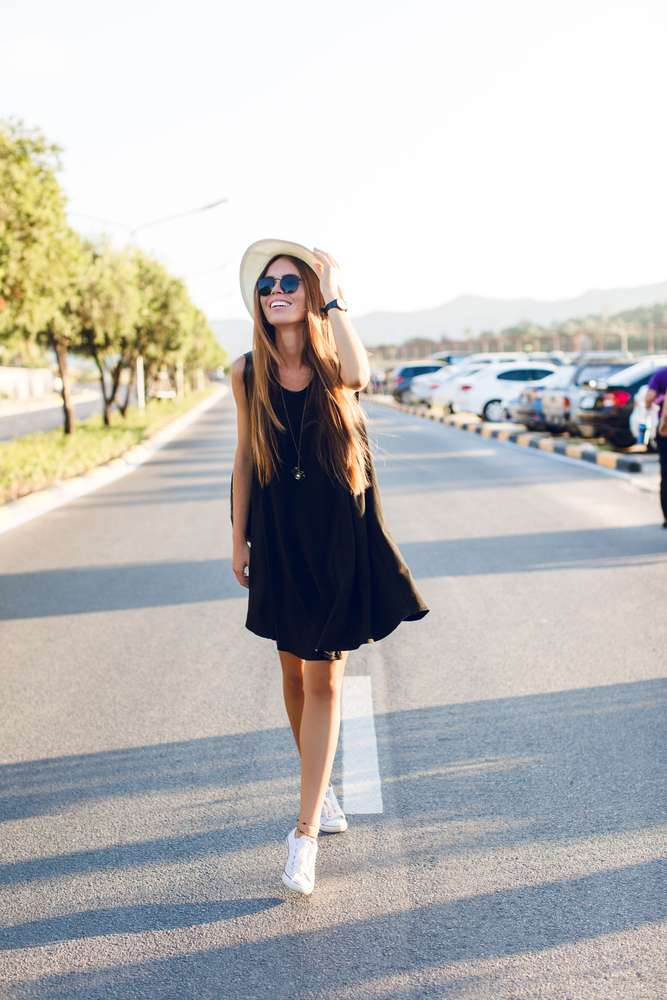 Dress Hitam dan Sneakers Putih