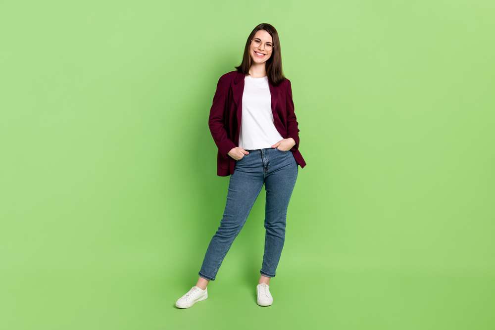 Blazer dan Sneakers Putih