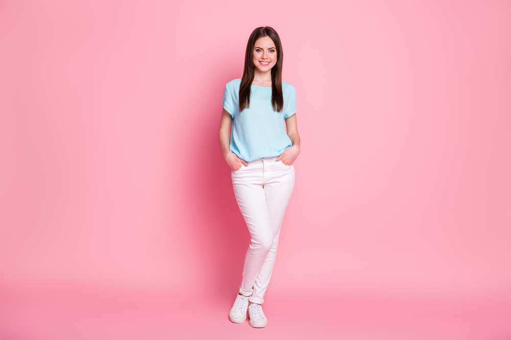 T-shirt dan Sneakers Putih