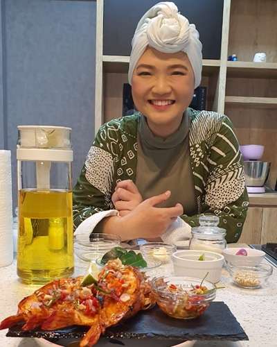 Chef Amy Zein dengan Hasil Masakannya Udang Bakar Sambal Matah