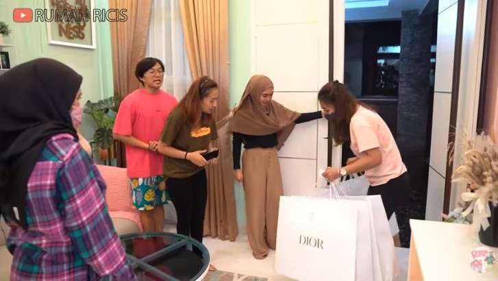Ria Ricis berikan hampers