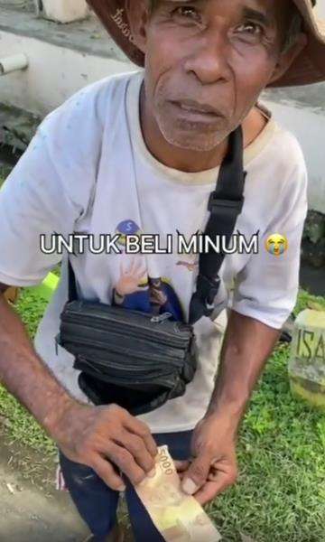 Bapak ini hanya ambil Rp5 ribu buat beli minuman.