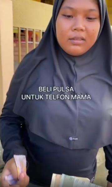 Gadis ini ambil Rp10 ribu buat beli pulsa untuk telpon mamanya.
