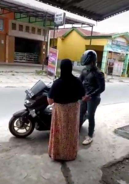 Randy pura-pura jadi pembeli bensin di rumah ibunya.