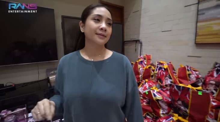 Nagita Slavina bagi-bagi hampers