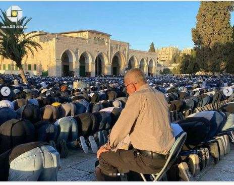Masyarakat Muslim Palestina sholat Ied di Masjid Al Aqsa.