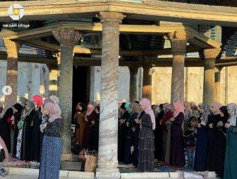 Masyarakat Muslim Palestina sholat Ied di Masjid Al Aqsa (1)
