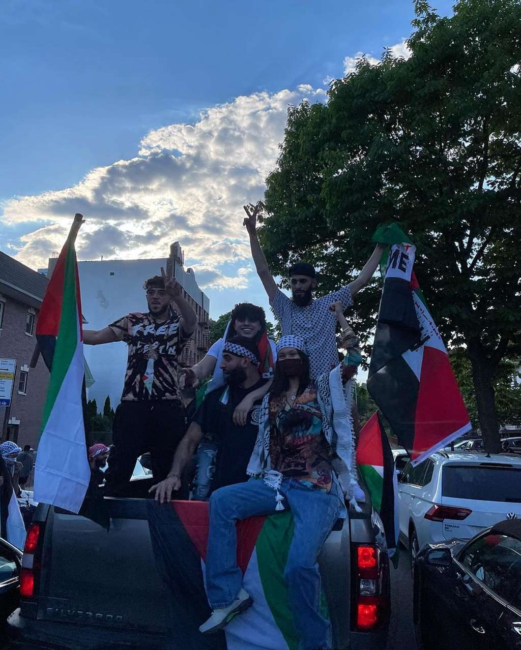 Aksi Bella Hadid turun ke jalanan