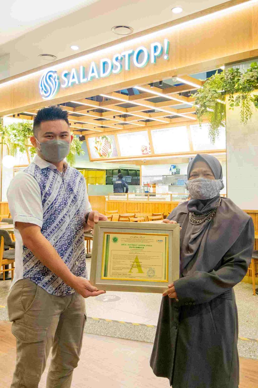 Penyerahan Sertifikasi Halal MUI untuk SaladStop! Indonesia