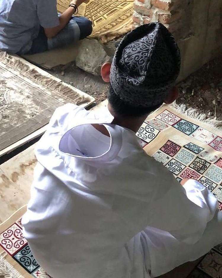 Cara Pakai Baju Lebaran yang Absurd
