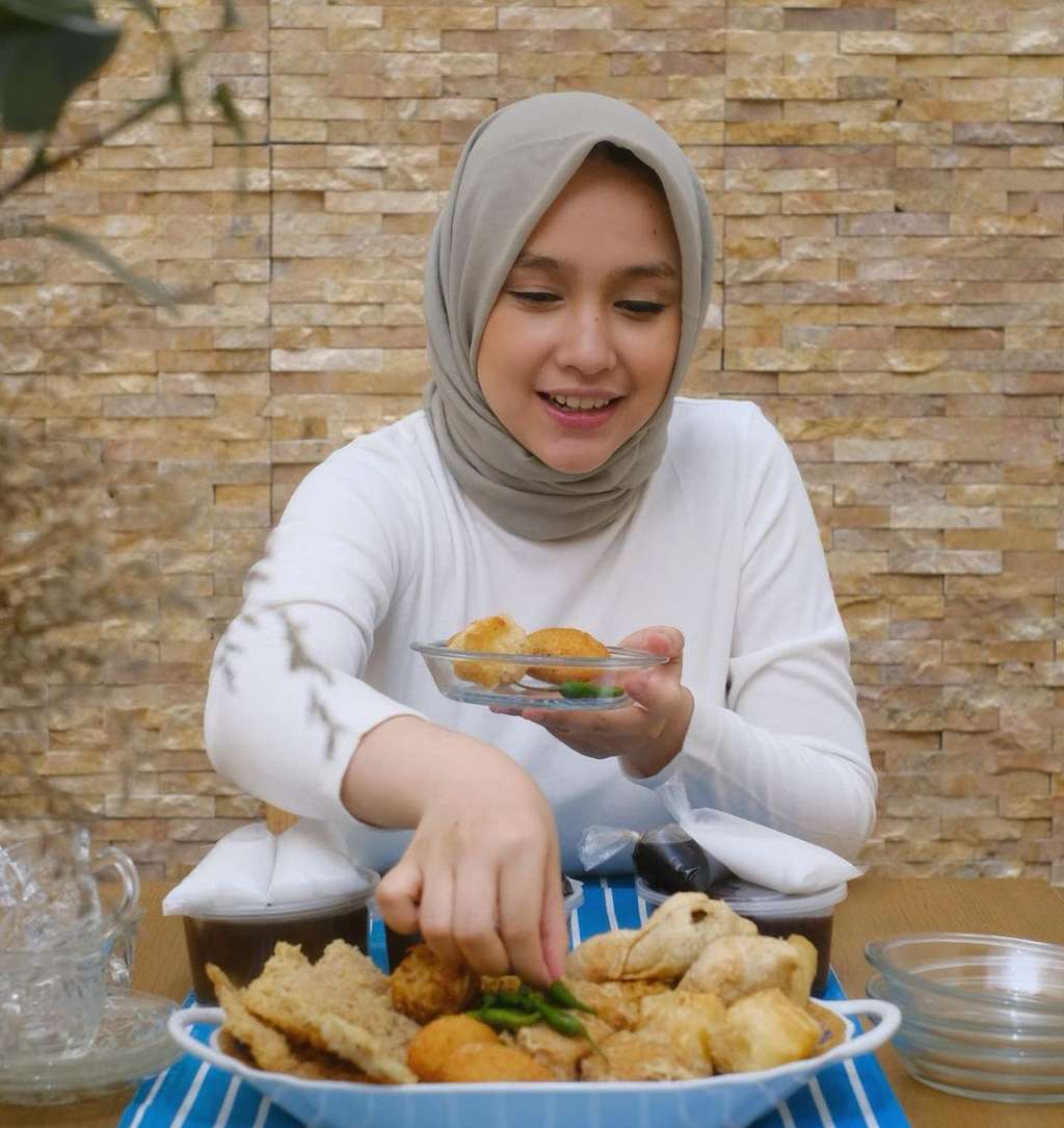 Anjani istri Ujang Preman Pensiun