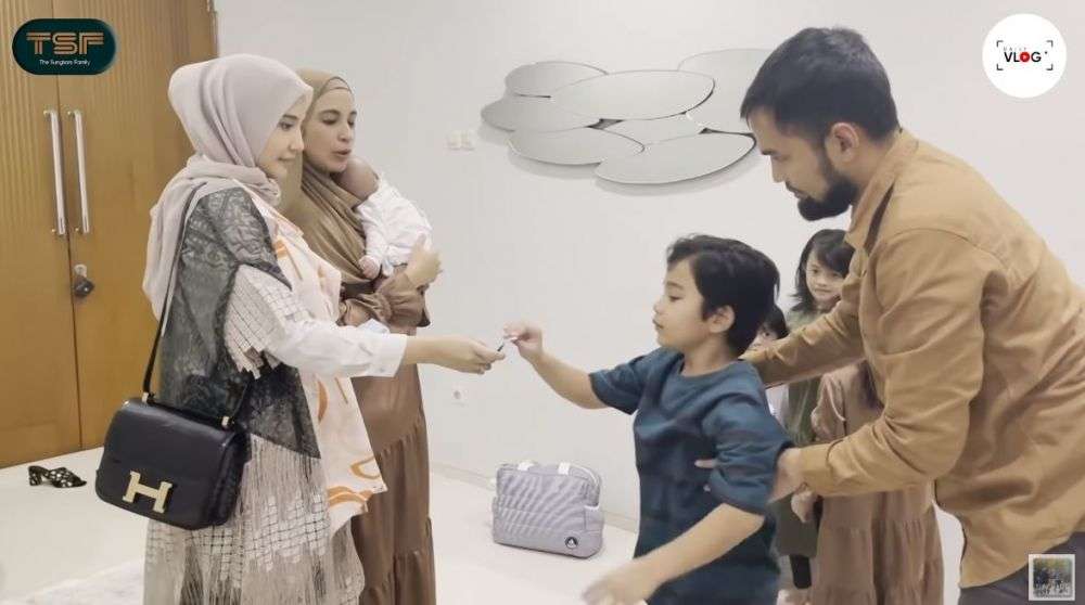 Giliran Zaskia Bagi-bagi THR pada Anak-anak Shireen