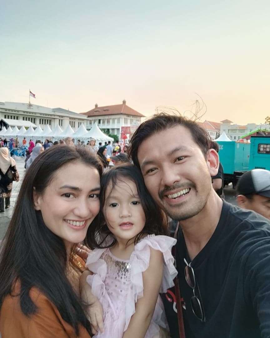 Keluarga Atiqah Hasiholan