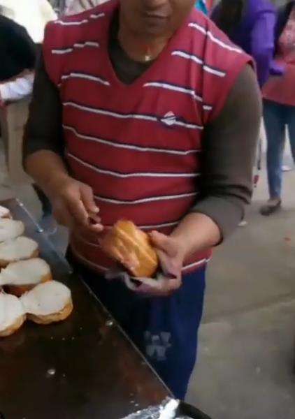 Perhatikan kain lap yang digunakan memegang roti burger.