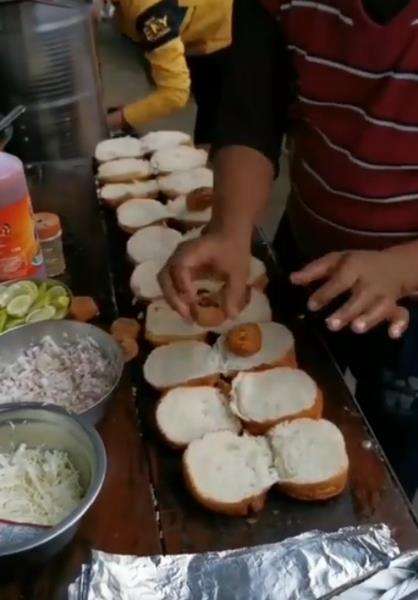 Roti ditaruh di atas meja gerobak tanpa alas sama sekali.