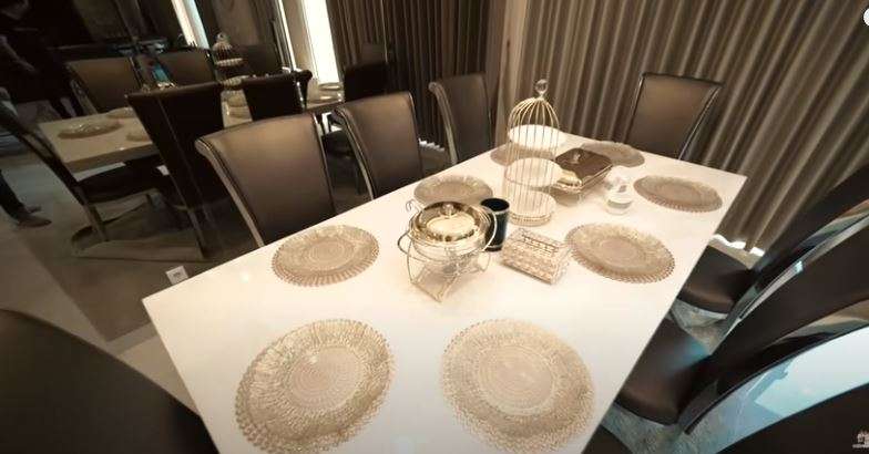 Ruang makan di apartemen