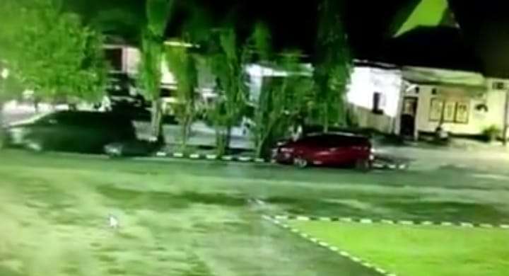 Mobil Minibus Tiba-tiba Jalan Sendiri