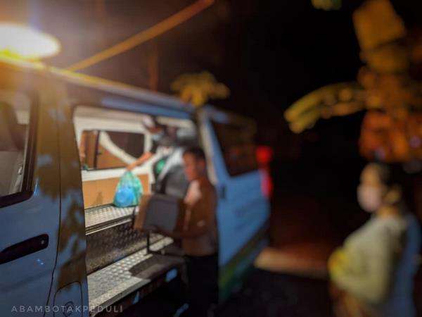 Yunizam siap memberi pelayanan mobil jenazah gratis bagi yang memerlukan.