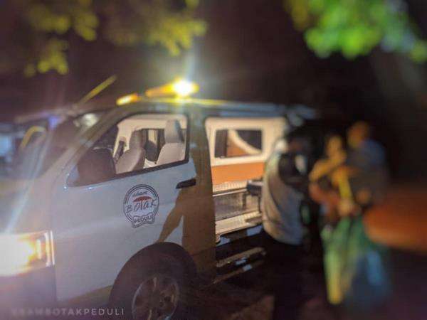 Yunizam terharu perempuan itu seorang diri di rumah sakit saat alami keguguran.
