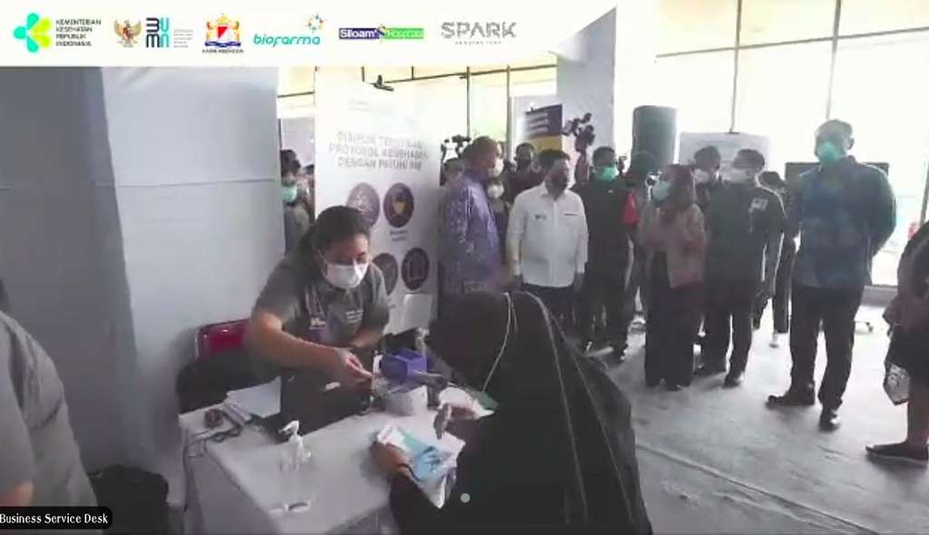Ketua Kadin, Rosan P. Roeslani, bersama Menteri BUMN, Erick Thohir, dan Wakil Gubernur DKI Jakarta, Ahmad Riza Patria, mengunjungi Sentra Vaksinasi Gotong Royong.