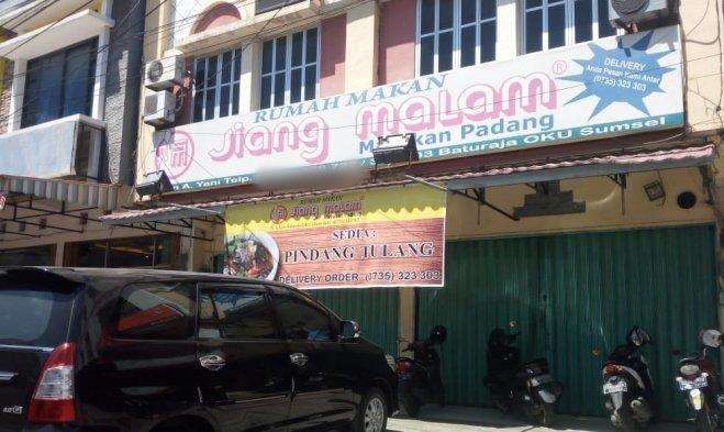 Buka warungnya cuma siang dan malam.