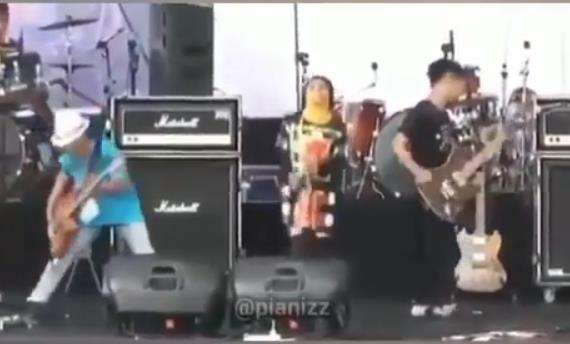 Peserta festival musik di Jawa Timur yang bikin ngakak.