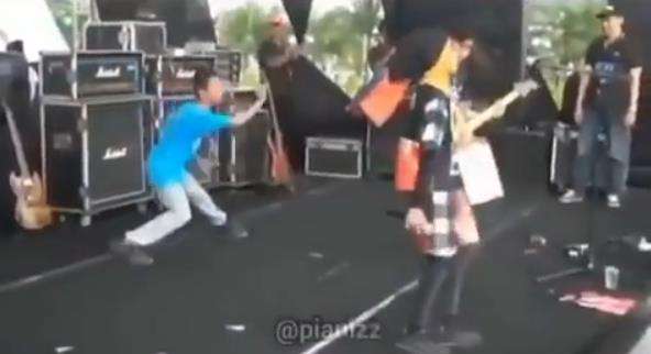 Aksi Si Kaos Biru yang mencuri perhatian.
