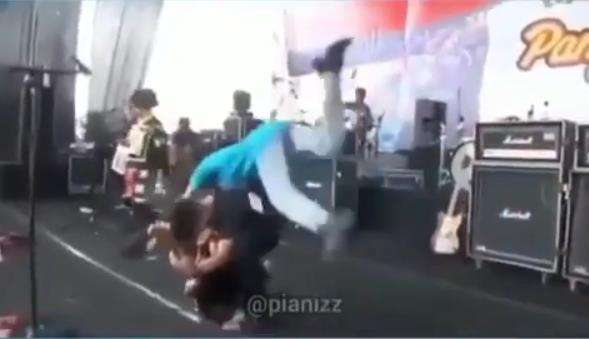 Malah atraksi kayak pendekar pencak silat.